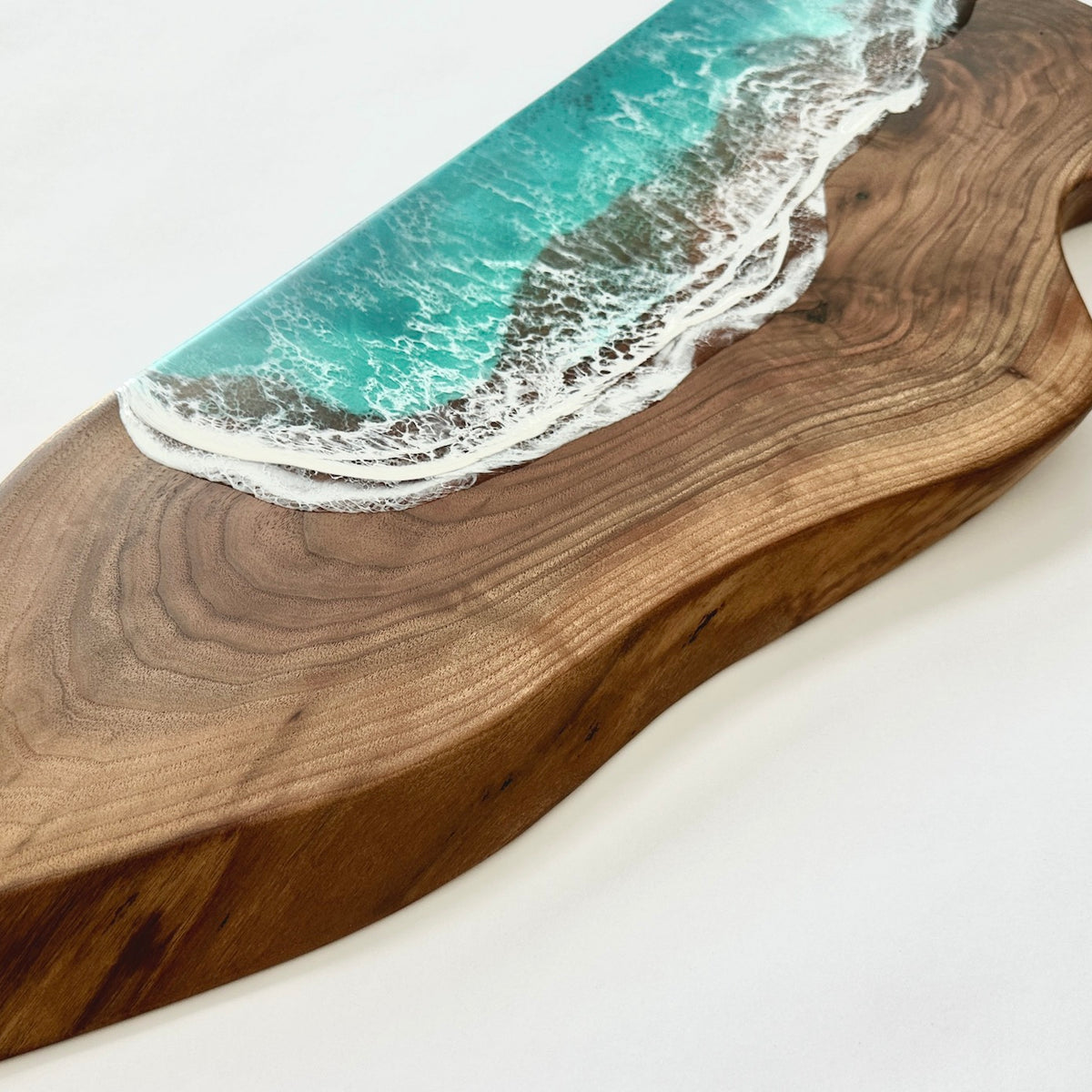 Planche de charcuterie côtière en noyer noir Live Edge - 27" x 10" (#3646)