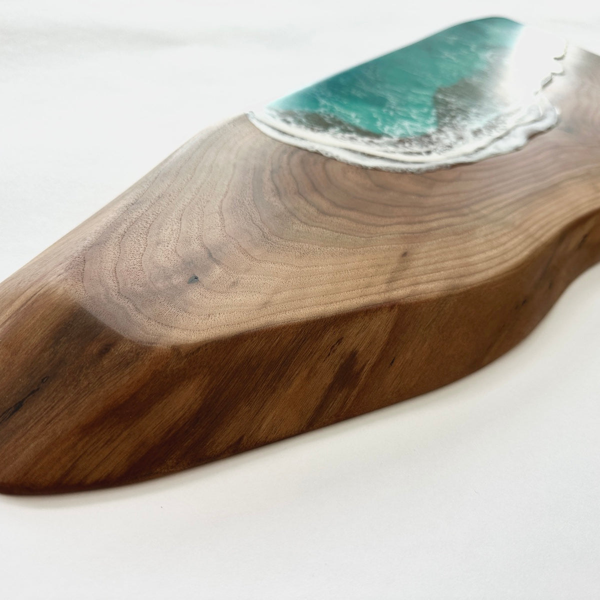 Planche de charcuterie côtière en noyer noir Live Edge - 27" x 10" (#3646)