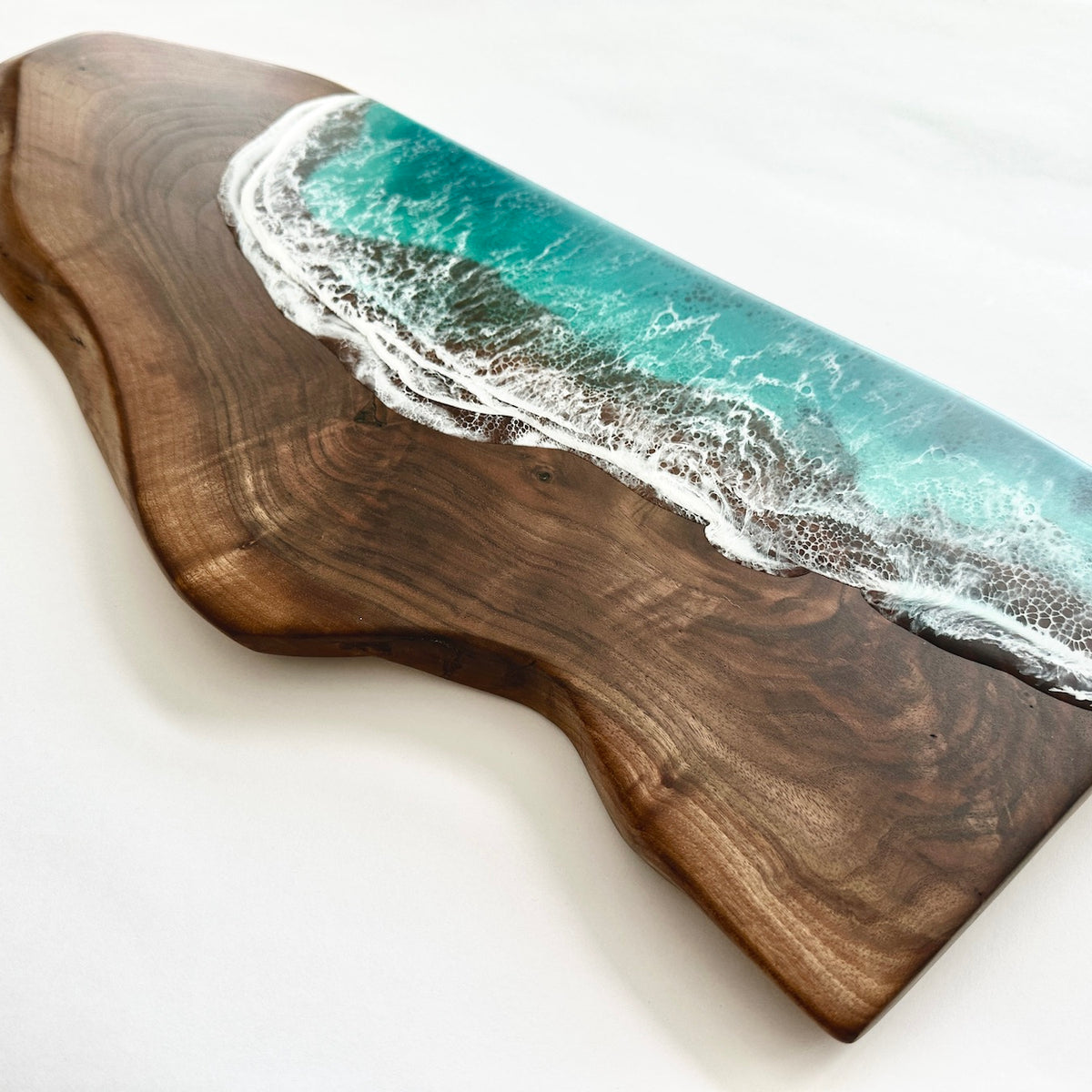 Planche de charcuterie côtière en noyer noir Live Edge - 27" x 10" (#3646)