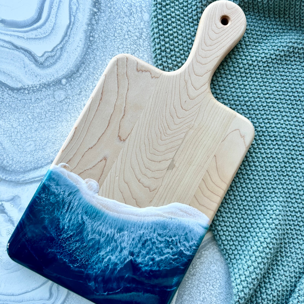 Planche de charcuterie côtière en érable avec poignée - 16" x 8" (n° 3656) - À PRIX RÉDUIT - Artisan Seconds