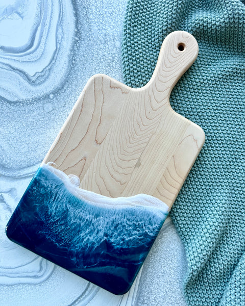 Planche de charcuterie côtière en érable avec poignée - 16" x 8" (n° 3656) - À PRIX RÉDUIT - Artisan Seconds