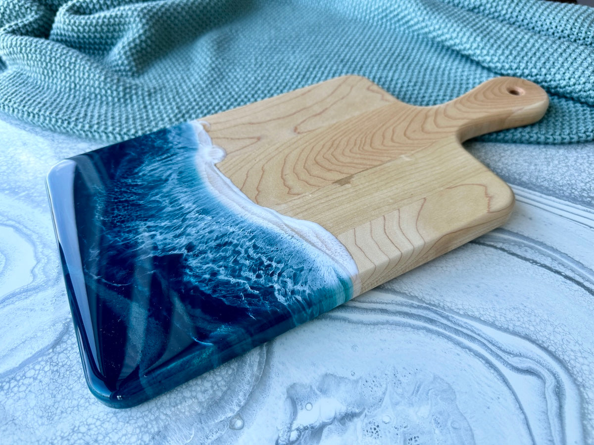 Planche de charcuterie côtière en érable avec poignée - 16" x 8" (n° 3656) - À PRIX RÉDUIT - Artisan Seconds