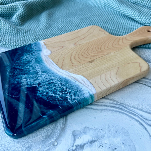 Planche de charcuterie côtière en érable avec poignée - 16" x 8" (n° 3656) - À PRIX RÉDUIT - Artisan Seconds