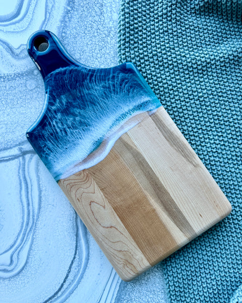 Planche de charcuterie côtière en érable avec poignée - 16" x 8" (n° 3656) - À PRIX RÉDUIT - Artisan Seconds