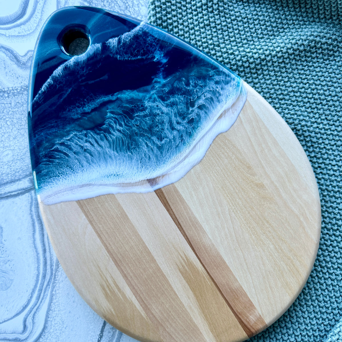 Planche de charcuterie côtière en érable avec poignée - 16" x 8" (n° 3656) - À PRIX RÉDUIT - Artisan Seconds