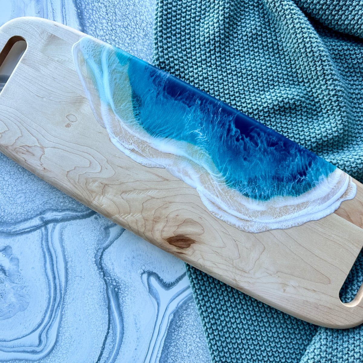 Planche de charcuterie côtière en érable avec poignée - 16" x 8" (n° 3656) - À PRIX RÉDUIT - Artisan Seconds