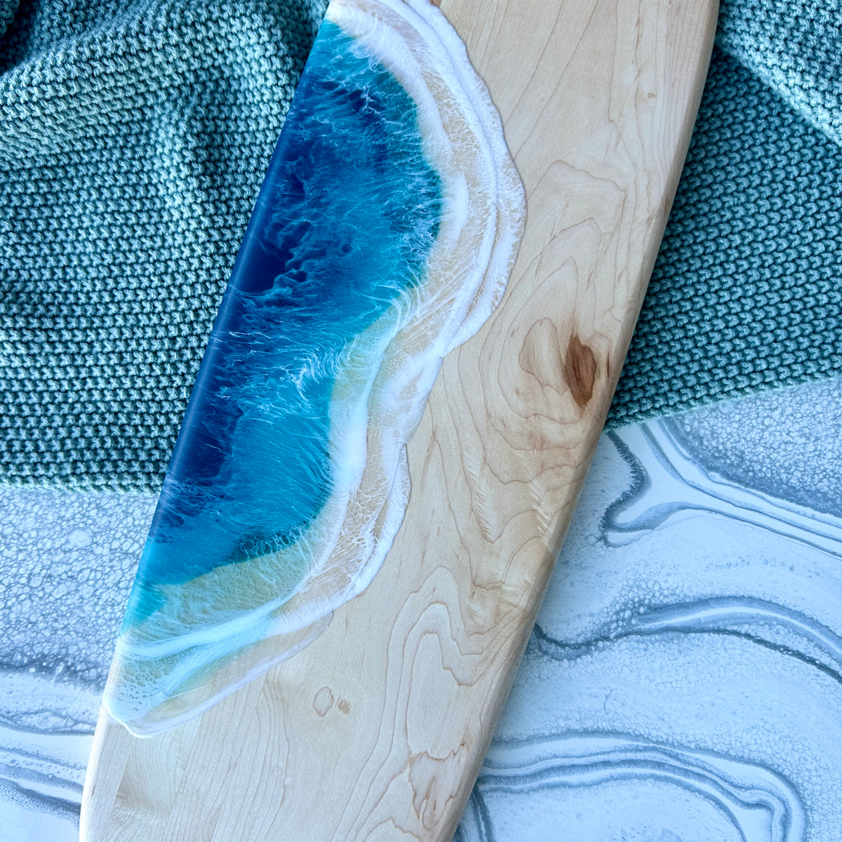 Planche de charcuterie côtière en érable avec poignée - 16" x 8" (n° 3656) - À PRIX RÉDUIT - Artisan Seconds