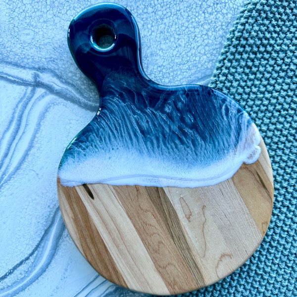 Planche de charcuterie côtière en érable avec poignée - 16" x 8" (n° 3656) - À PRIX RÉDUIT - Artisan Seconds