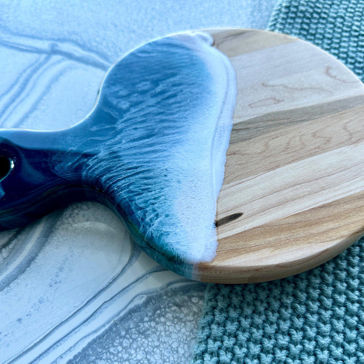 Planche de charcuterie côtière en érable avec poignée - 16" x 8" (n° 3656) - À PRIX RÉDUIT - Artisan Seconds