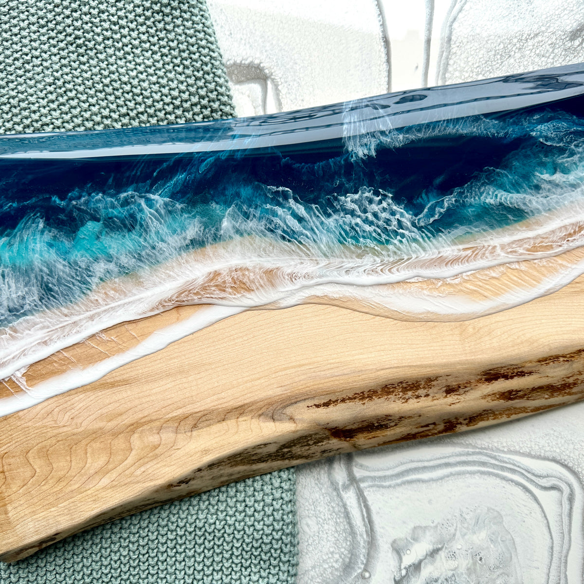 Planche de charcuterie côtière en érable avec poignée - 16" x 8" (n° 3656) - À PRIX RÉDUIT - Artisan Seconds