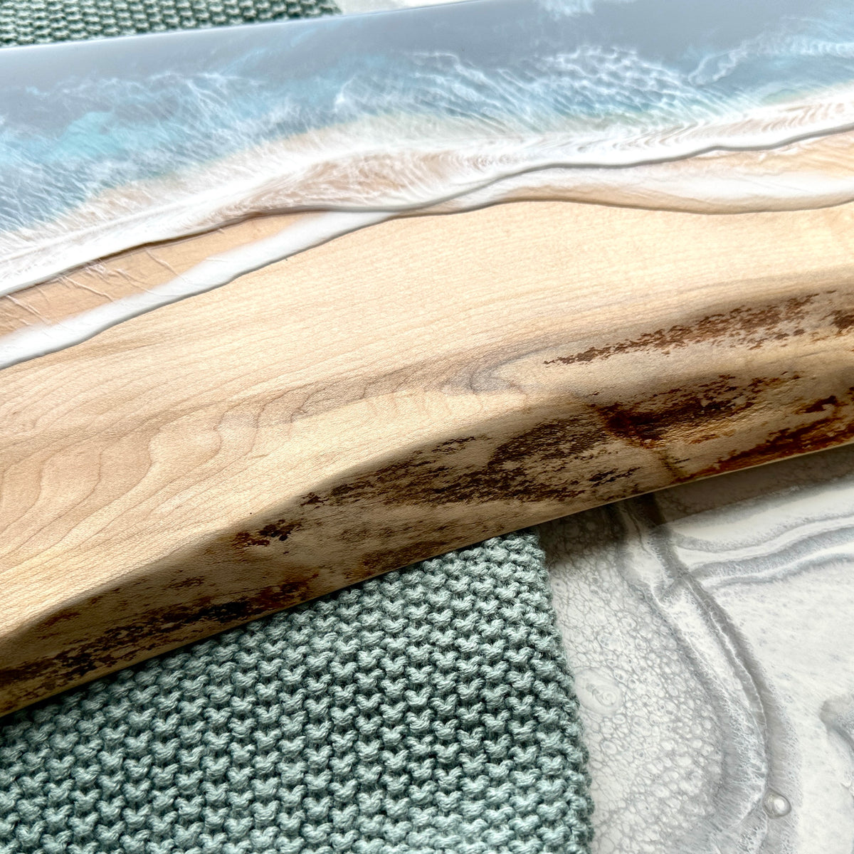 Planche de charcuterie côtière en érable avec poignée - 16" x 8" (n° 3656) - À PRIX RÉDUIT - Artisan Seconds