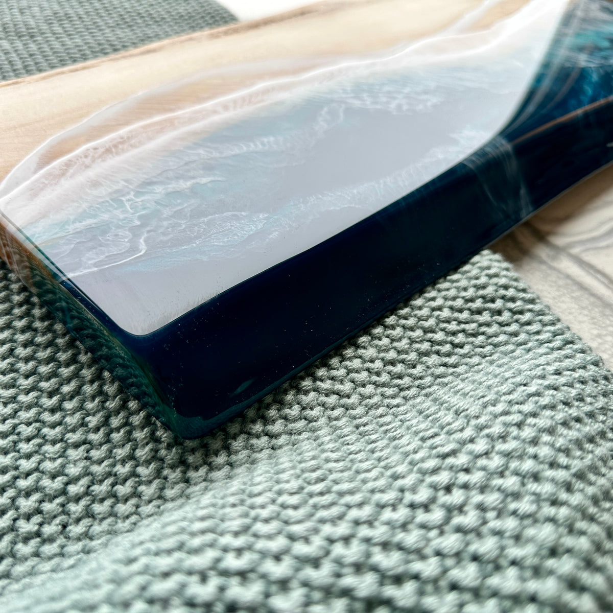 Planche de charcuterie côtière en érable avec poignée - 16" x 8" (n° 3656) - À PRIX RÉDUIT - Artisan Seconds