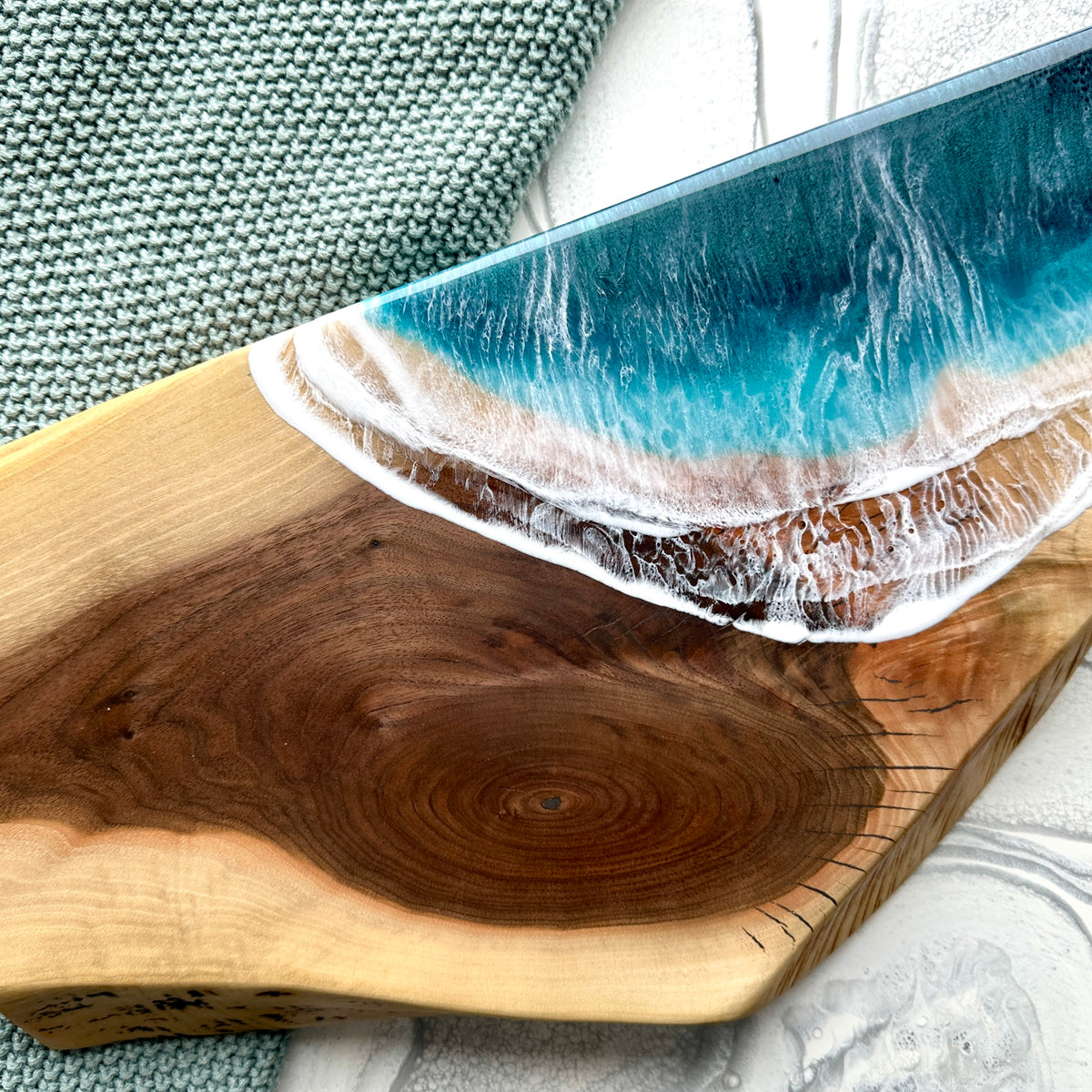 Planche de charcuterie côtière en érable avec poignée - 16" x 8" (n° 3656) - À PRIX RÉDUIT - Artisan Seconds