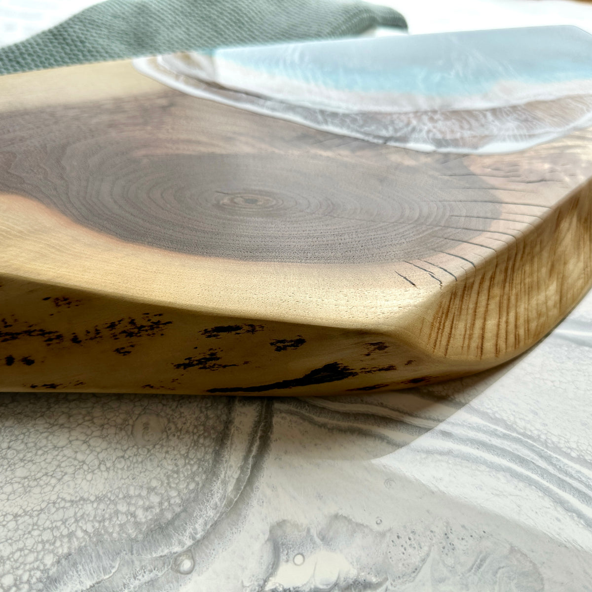 Planche de charcuterie côtière en érable avec poignée - 16" x 8" (n° 3656) - À PRIX RÉDUIT - Artisan Seconds