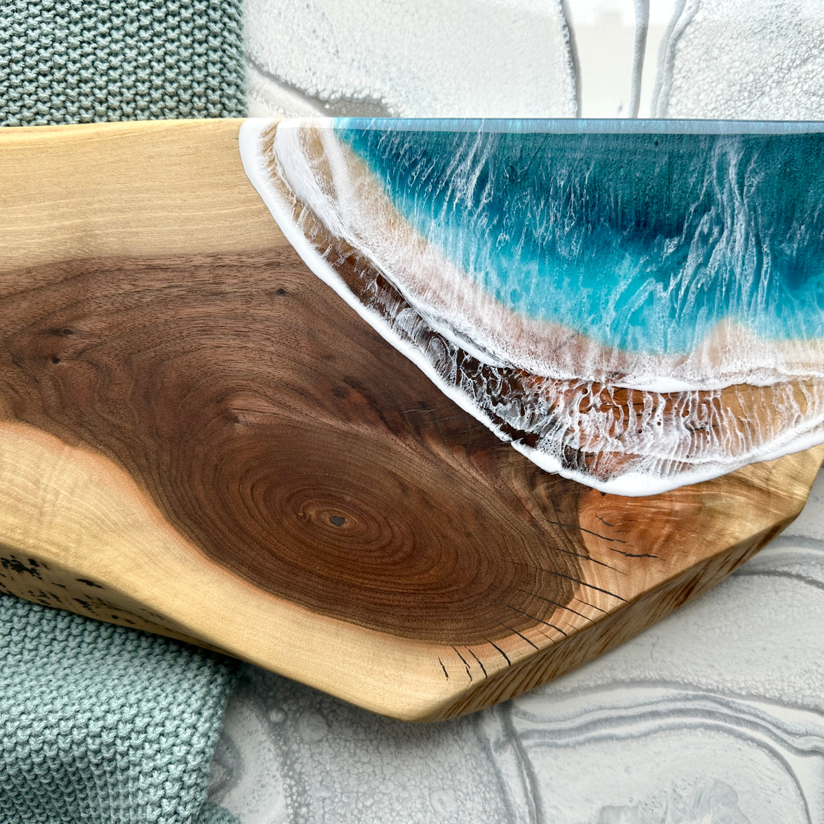 Planche de charcuterie côtière en érable avec poignée - 16" x 8" (n° 3656) - À PRIX RÉDUIT - Artisan Seconds