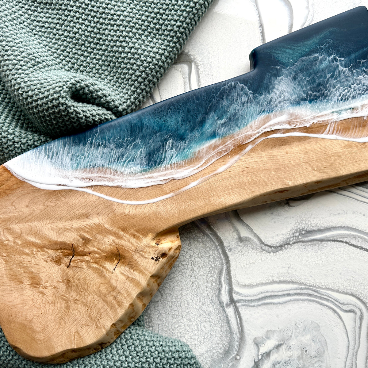 Planche de charcuterie côtière en érable avec poignée - 16" x 8" (n° 3656) - À PRIX RÉDUIT - Artisan Seconds