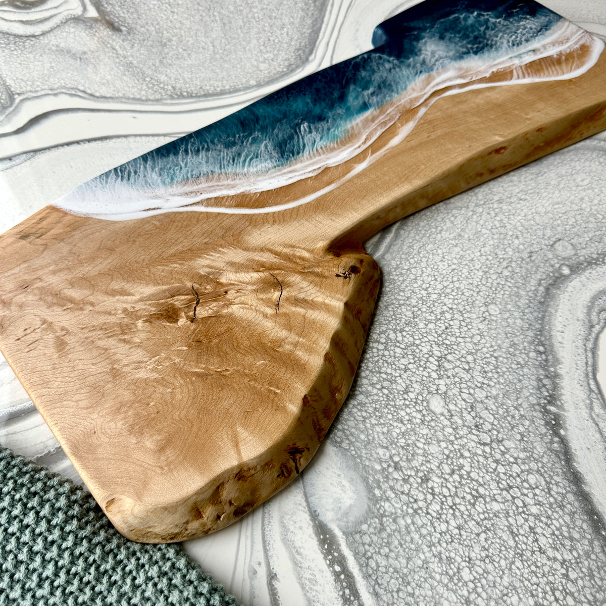 Planche de charcuterie côtière en érable avec poignée - 16" x 8" (n° 3656) - À PRIX RÉDUIT - Artisan Seconds